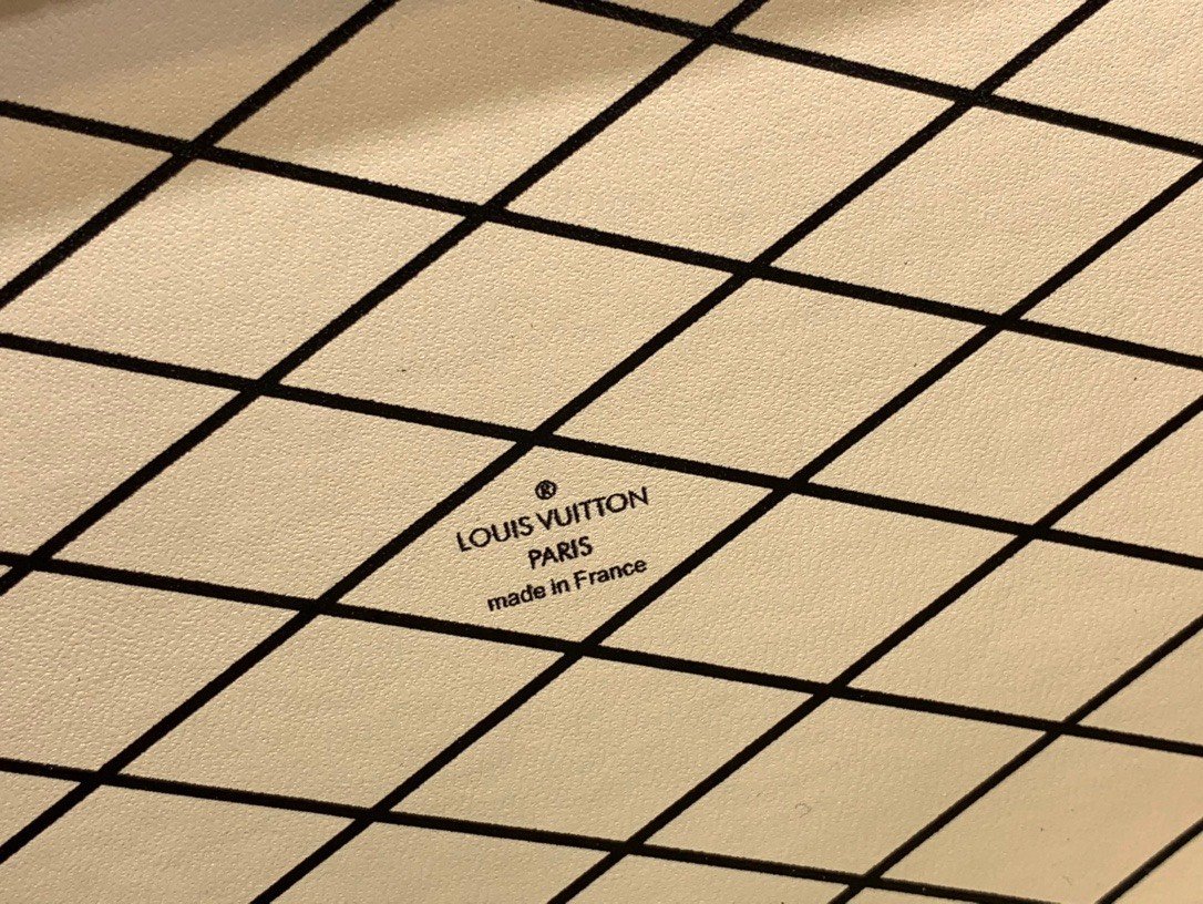 Louis Vuitton LV Petite Box Shape Lock Plated Gold Handbags 20×12.5x5cm - Image 7