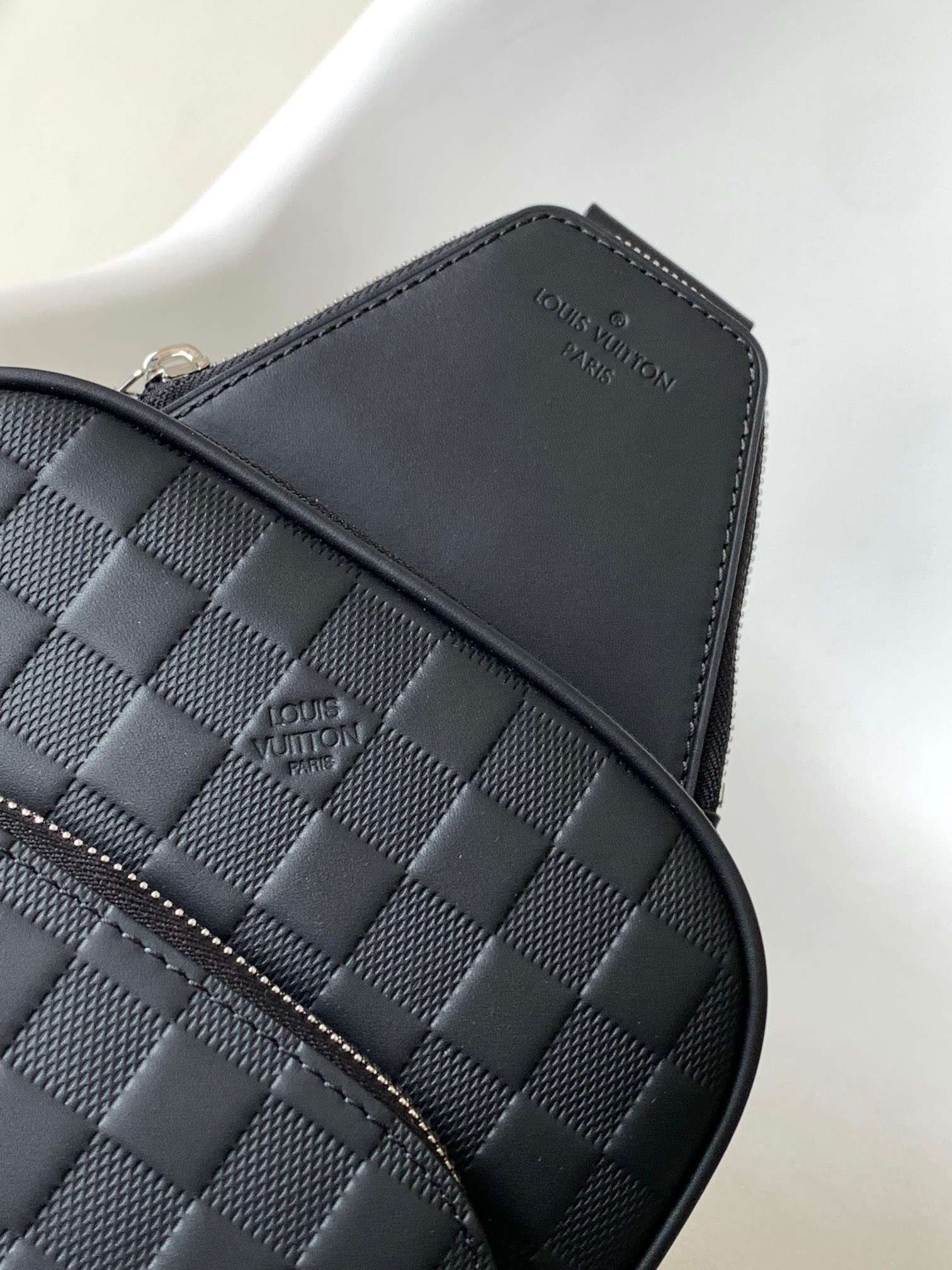 Louis Vuitton LV Avenue Men’s Bag Like Auth Checkerboard Pattern Black 20x31x7cm - Image 3