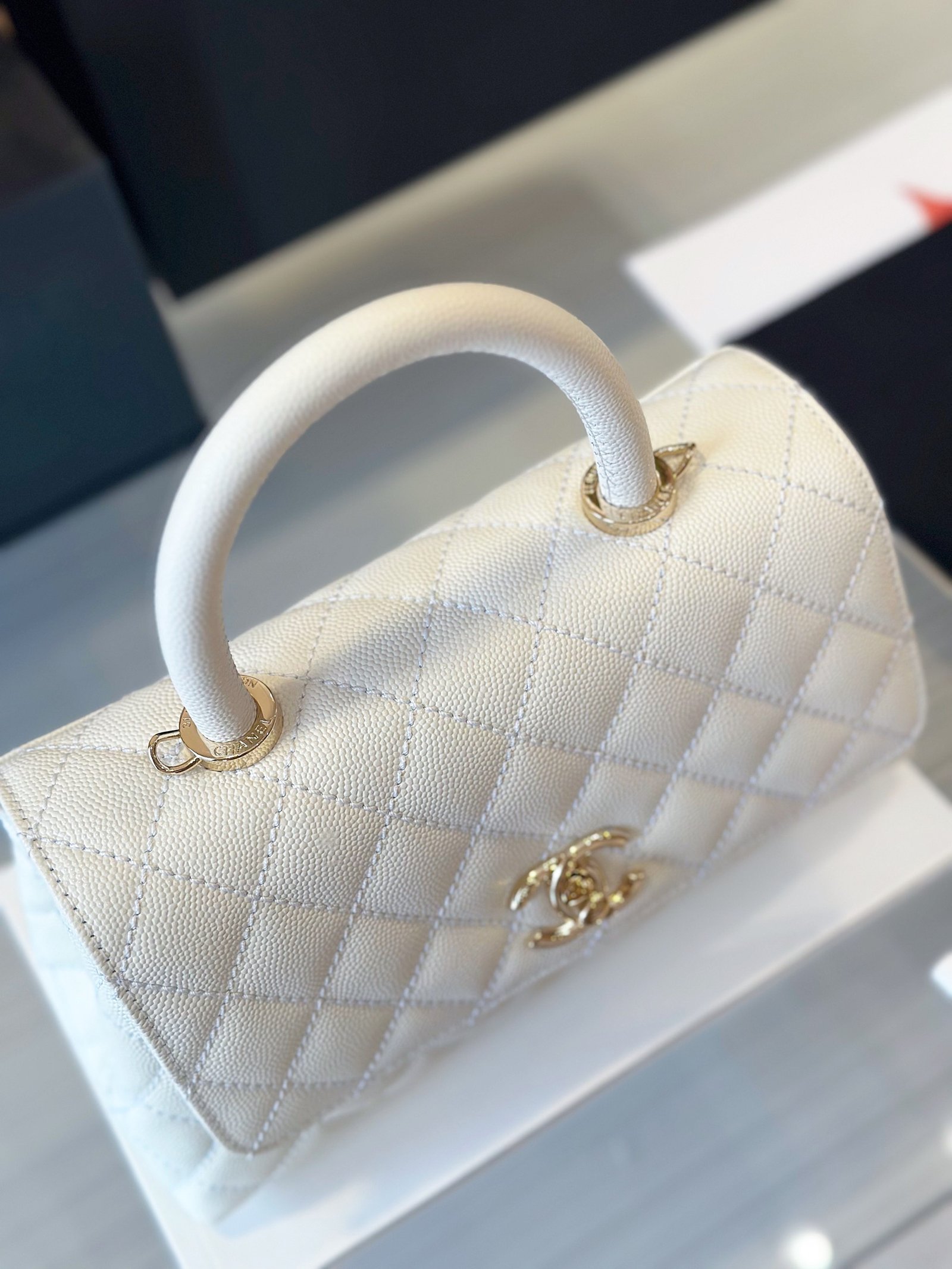 Chanel Small 24cm Coco Handle in White Caviar - Image 4