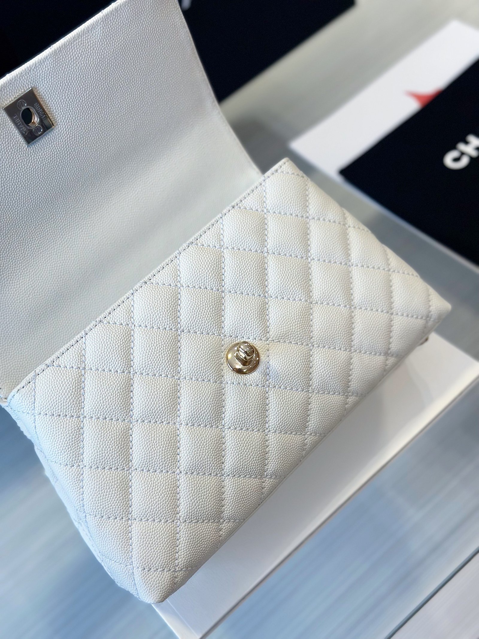Chanel Small 24cm Coco Handle in White Caviar - Image 5