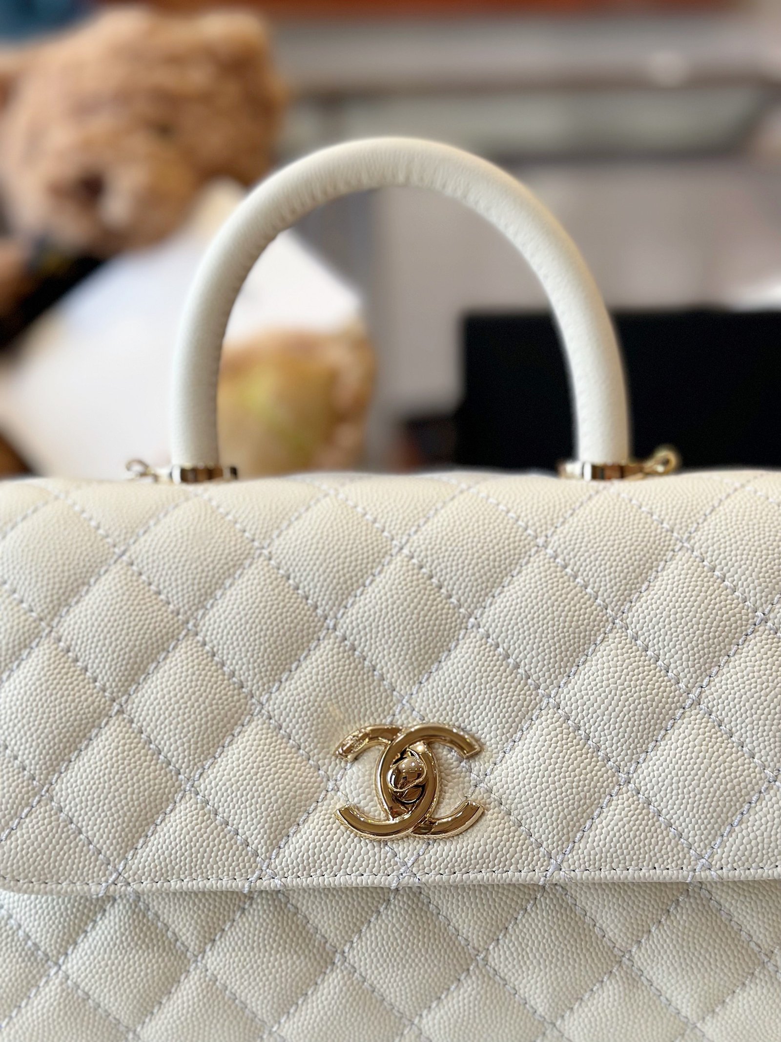 Chanel Small 24cm Coco Handle in White Caviar - Image 3