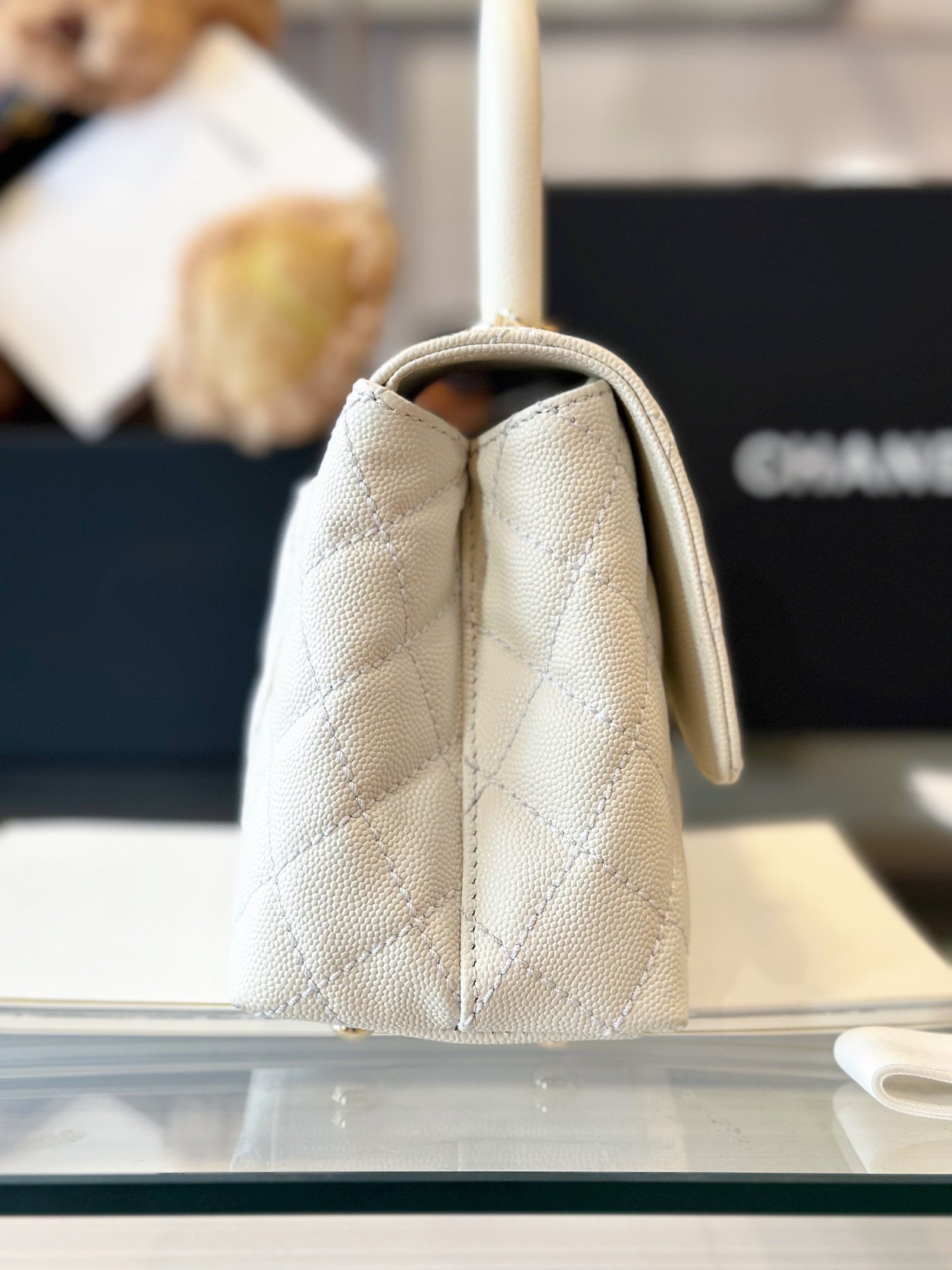 Chanel Small 24cm Coco Handle in White Caviar - Image 6