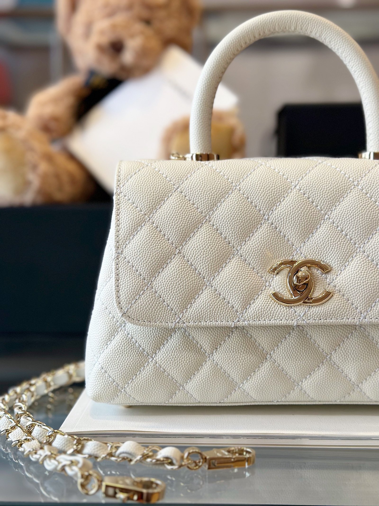 Chanel Small 24cm Coco Handle in White Caviar - Image 2