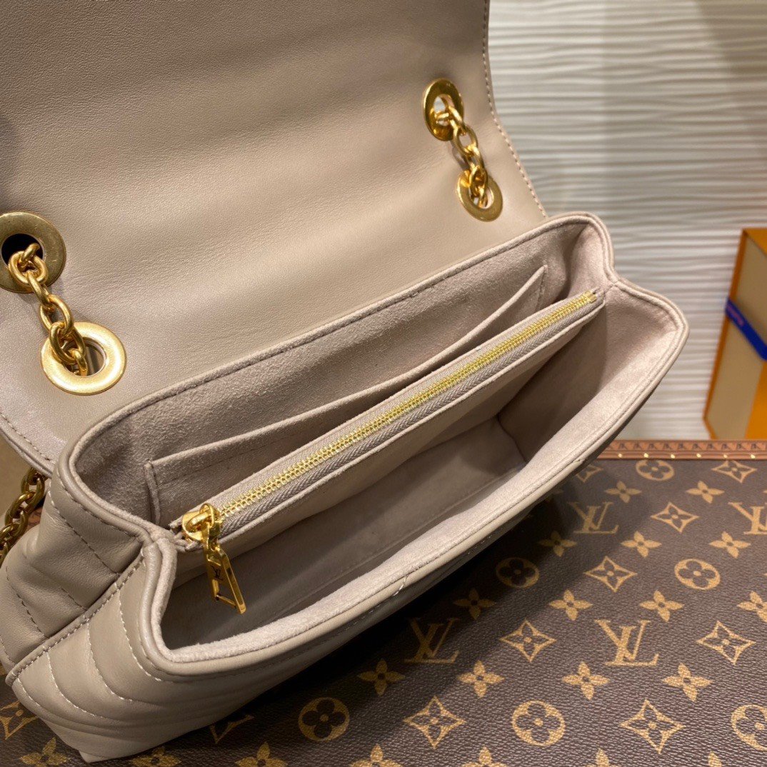Louis Vuitton LV New Wave Woman’s Cowhide Leather Handbags 24x14x9cm - Image 4