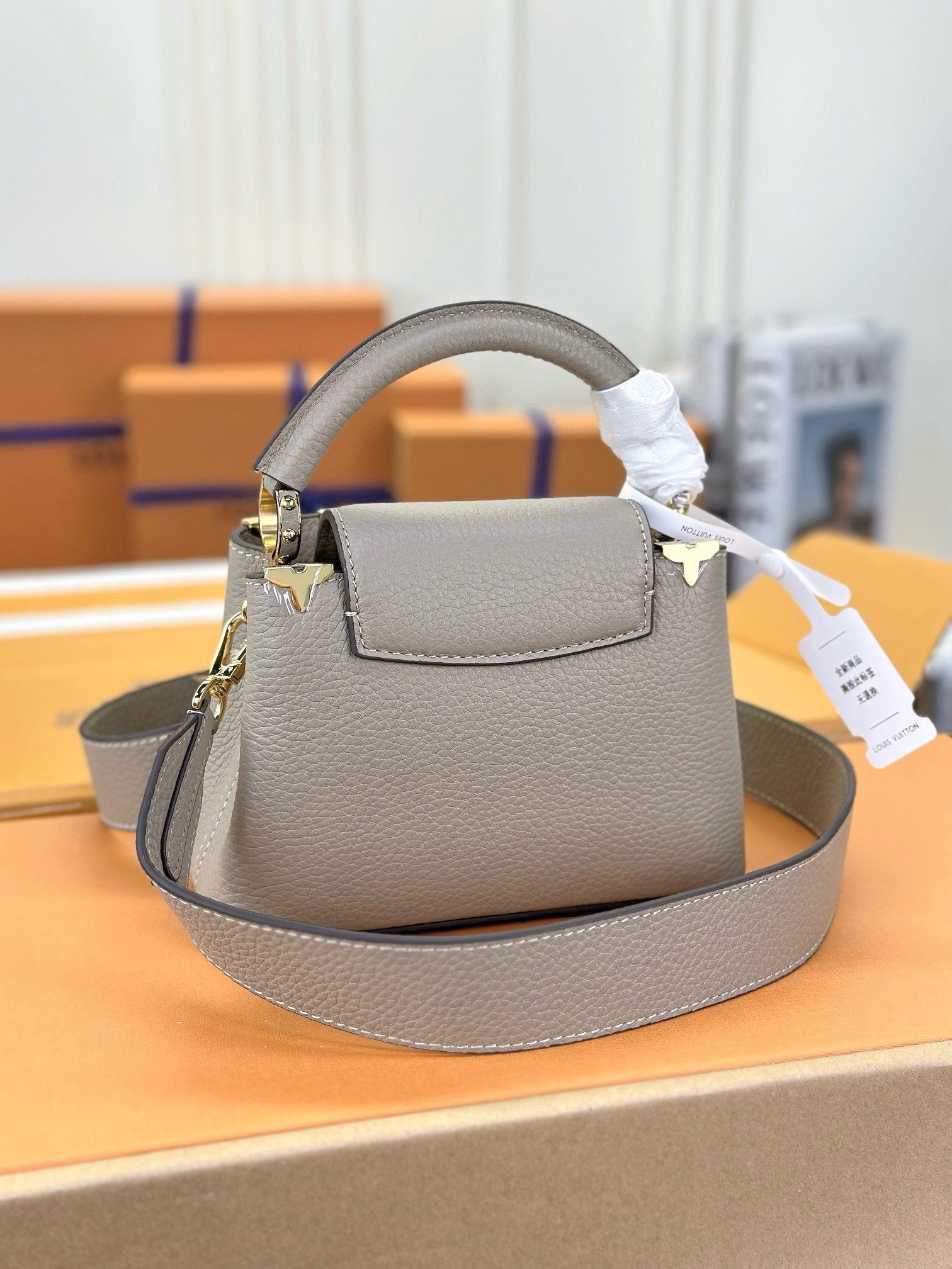 Louis Vuitton LV Capucines Lock Gold Handbags Cowhide Leather 21cm - Image 7
