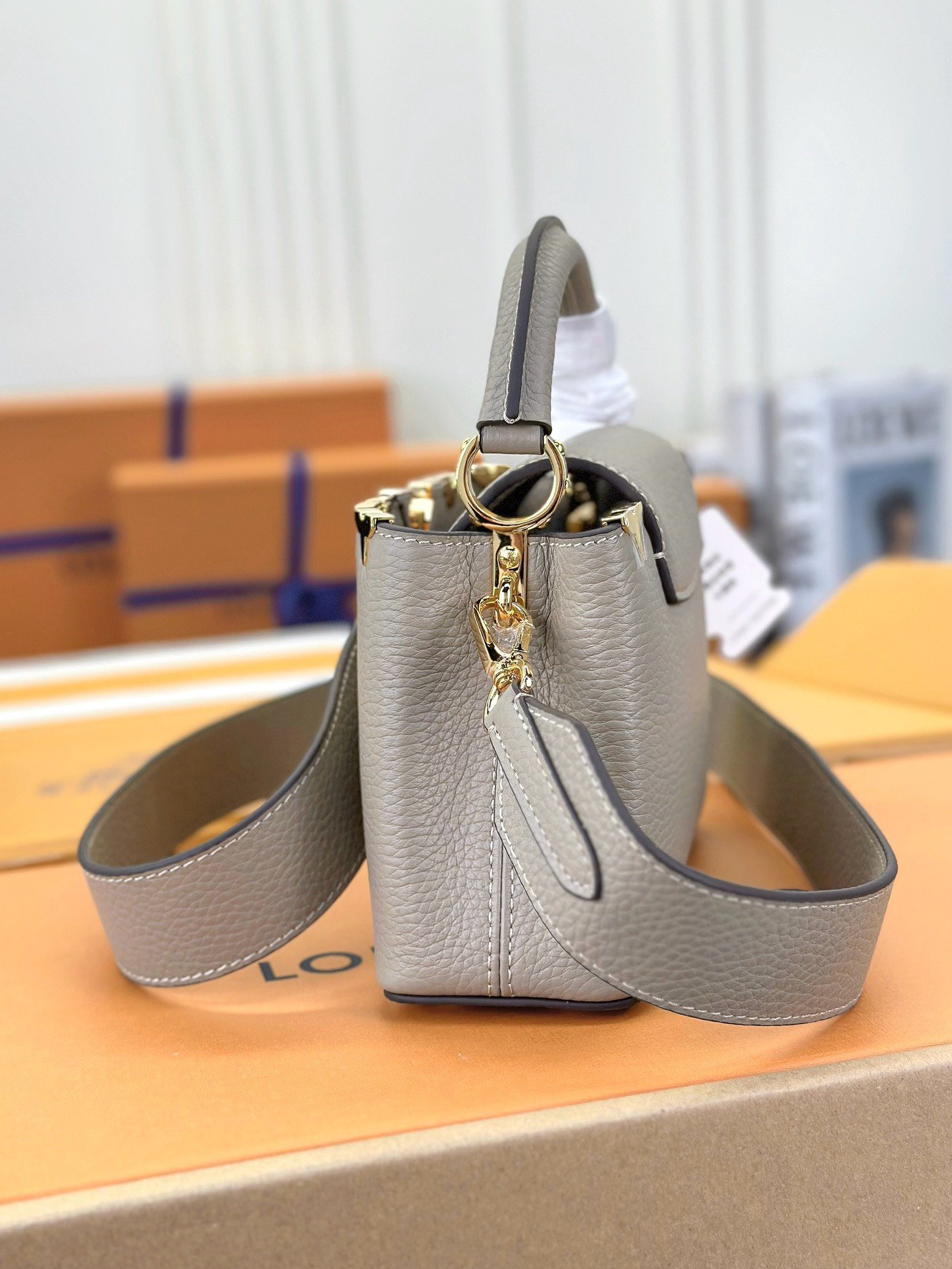 Louis Vuitton LV Capucines Lock Gold Handbags Cowhide Leather 21cm - Image 6
