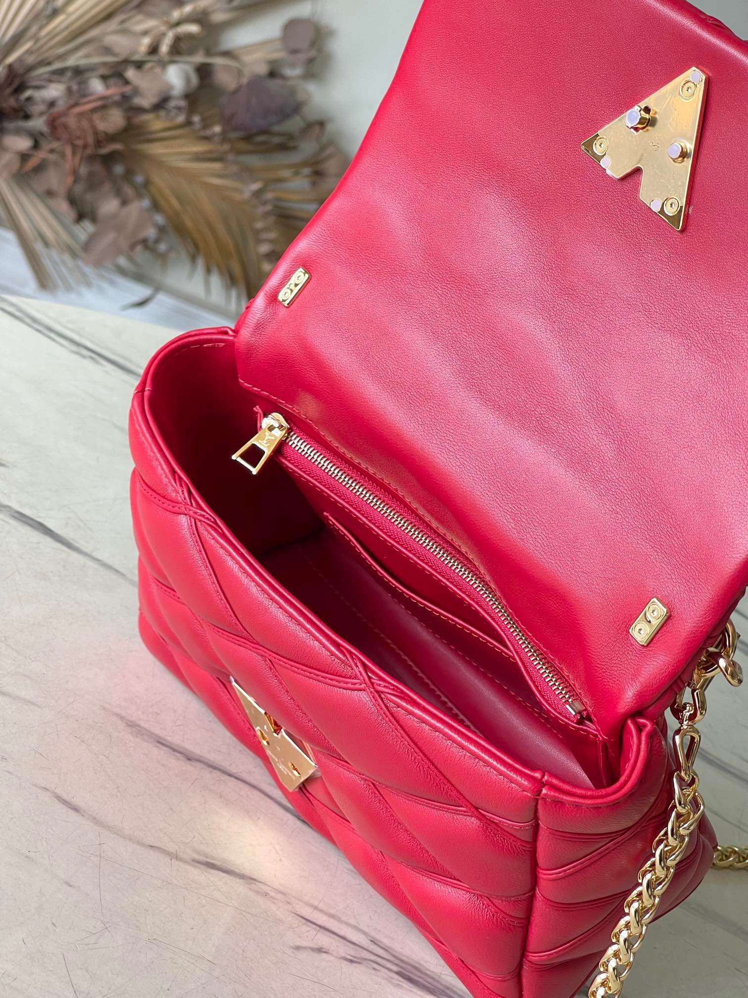 Louis Vuitton LV Twist Like Auth Woman’s Red Handbags Smooth Leather 23cm - Image 4