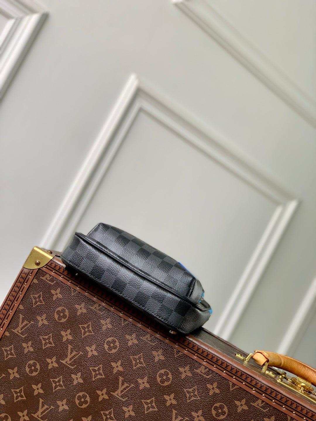 LV AVENUE SLINGBAG 31 IN BLACK AND GREY DAMIER GRAPHITA CANVAS CALFSKIN - Image 4