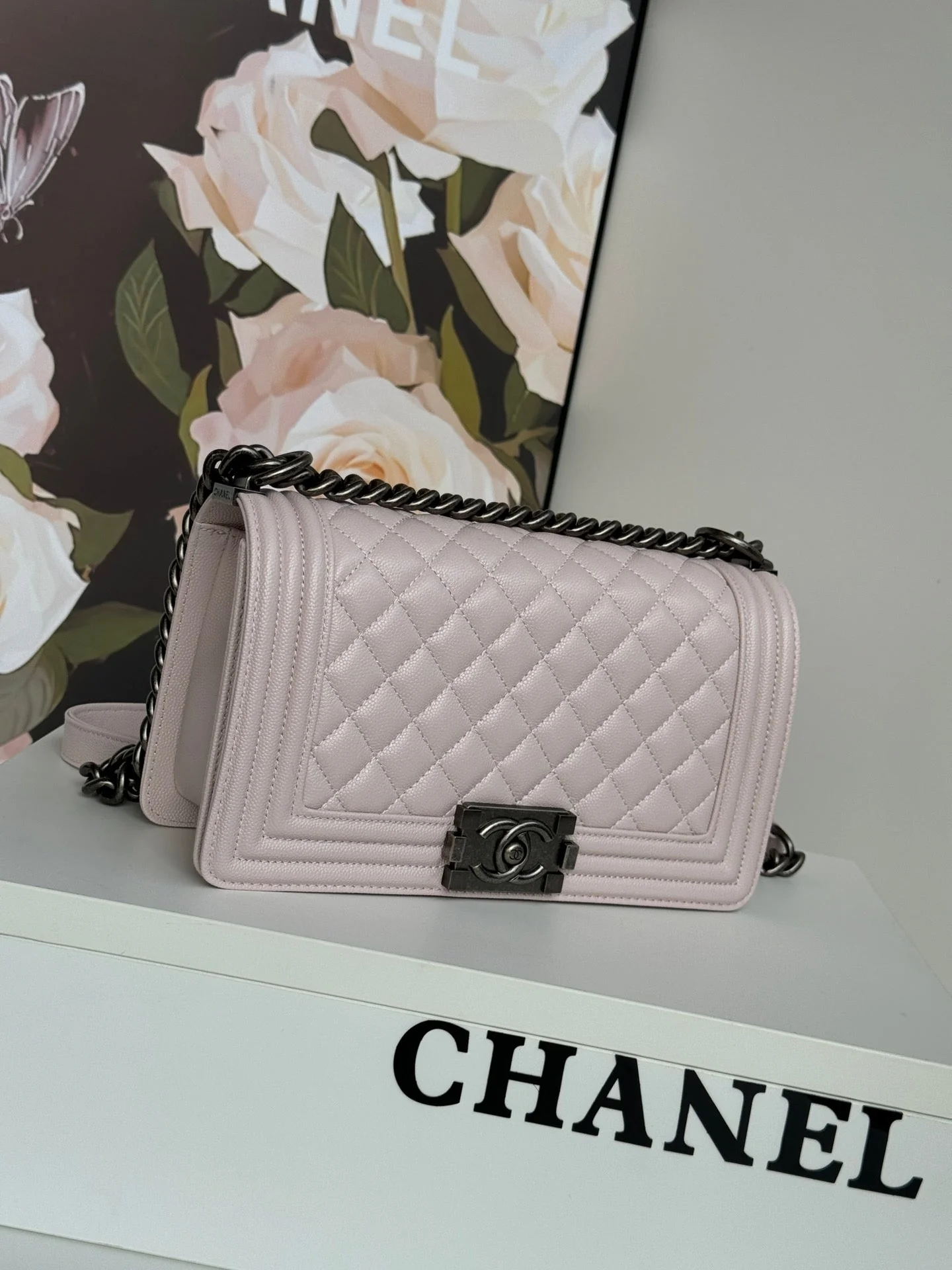 CHANEL BOY BAG MEDIUM 25 IN PINK CALFSKIN - Image 4