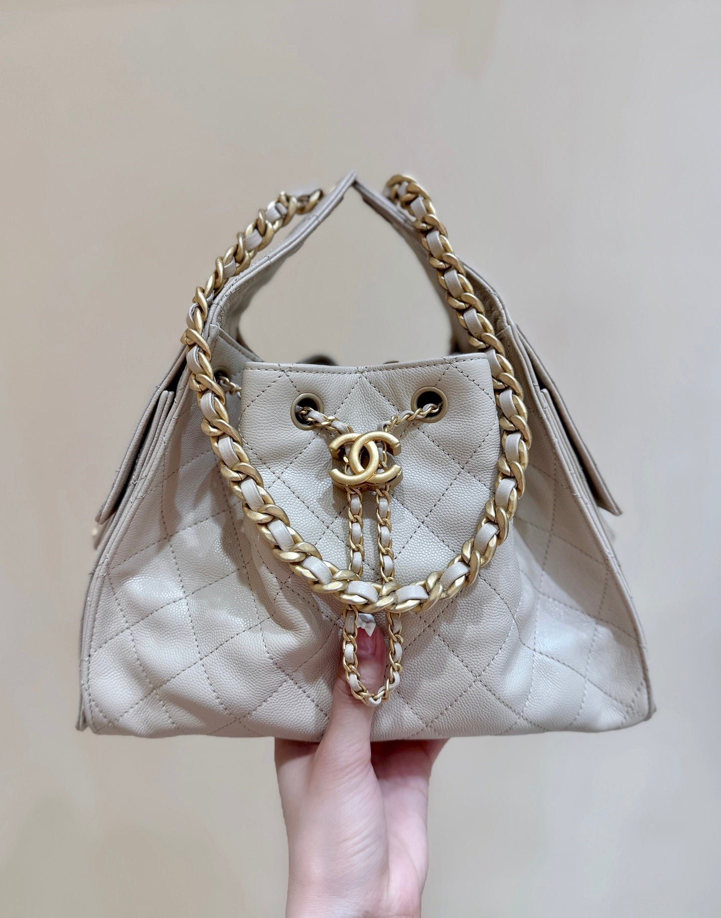 CHANEL 25 HANDBAG IN CREAM SMALL GOLD HARDWARE - Image 2