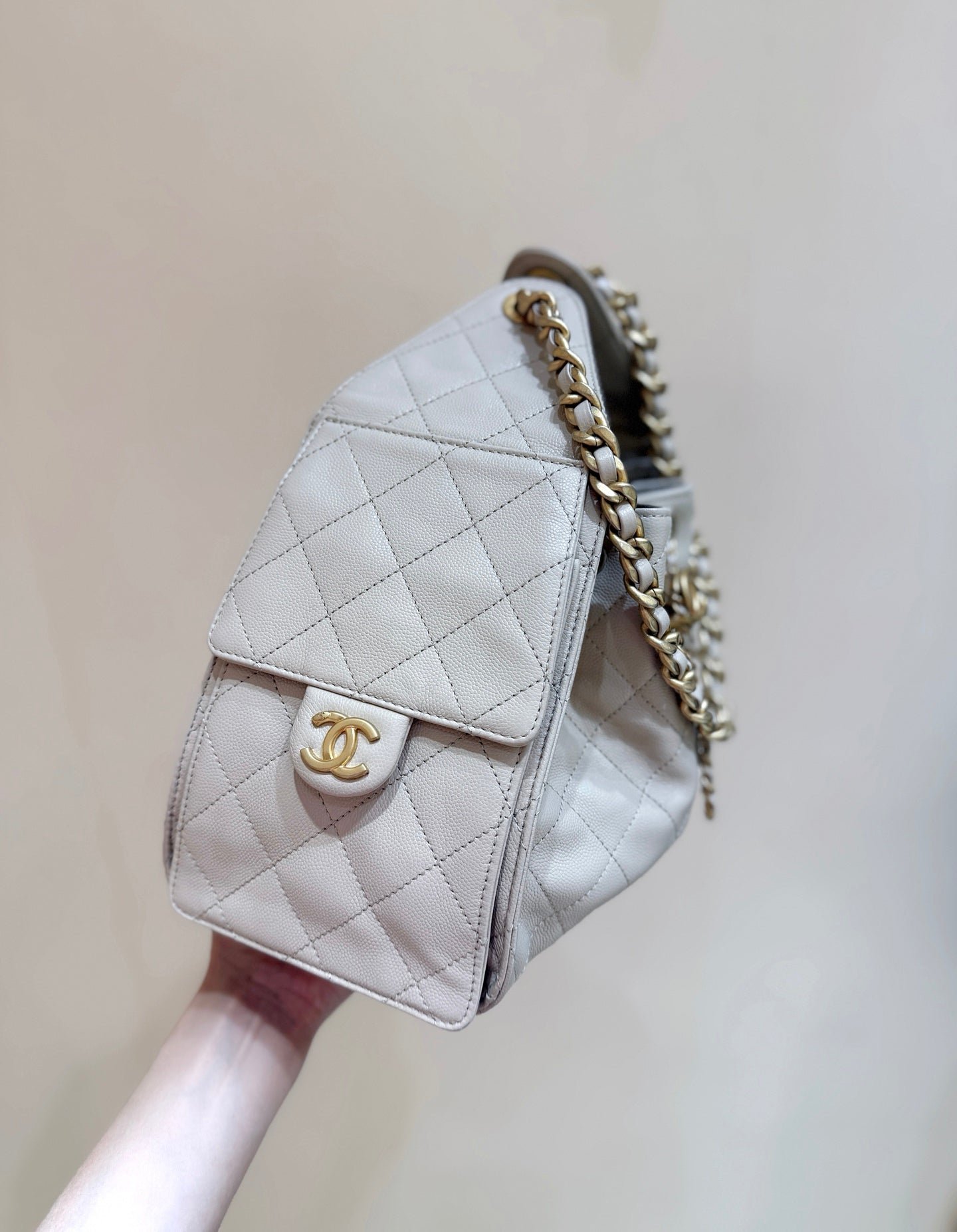 CHANEL 25 HANDBAG IN CREAM SMALL GOLD HARDWARE - Image 4