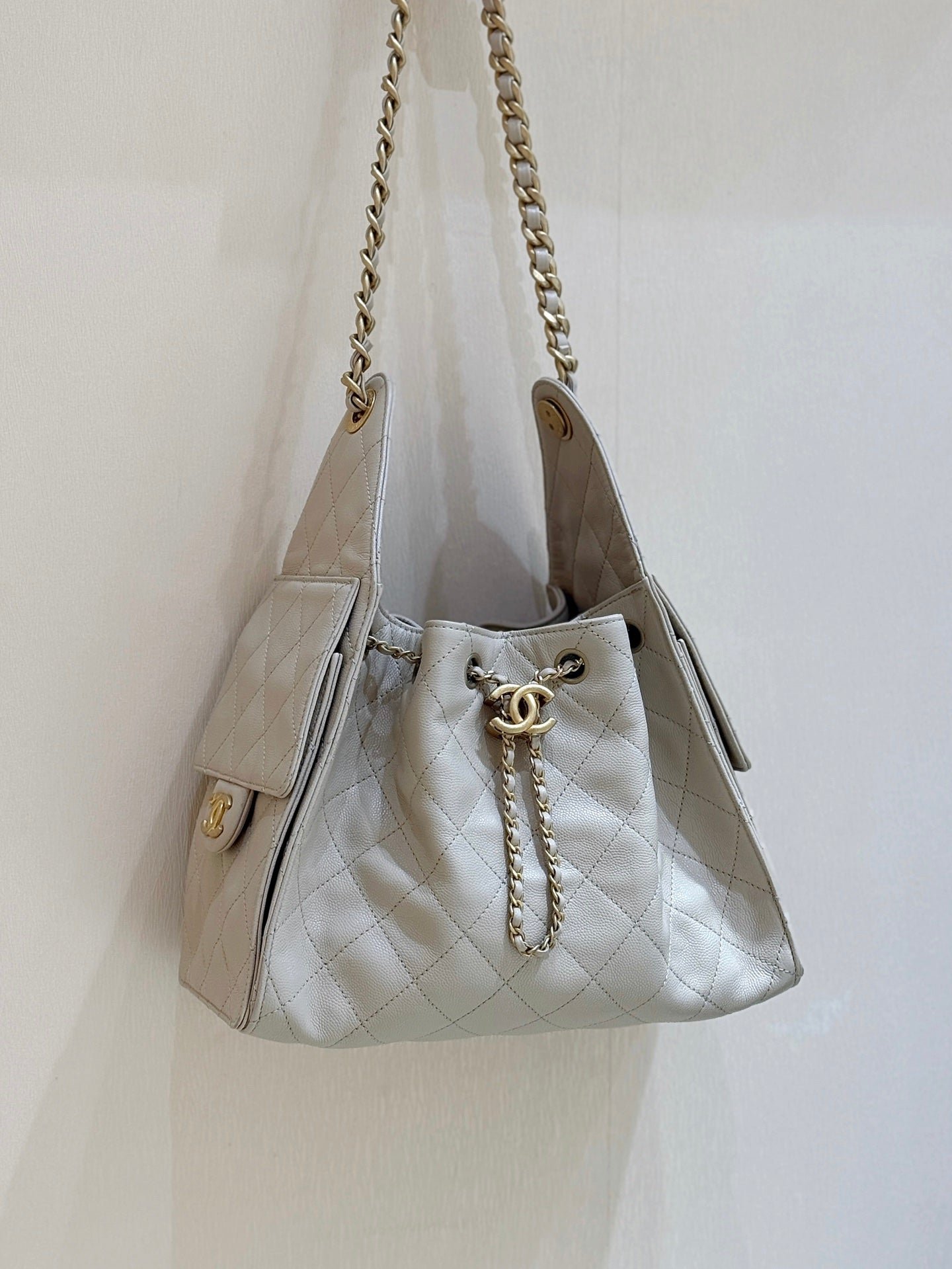 CHANEL 25 HANDBAG IN CREAM SMALL GOLD HARDWARE - Image 6