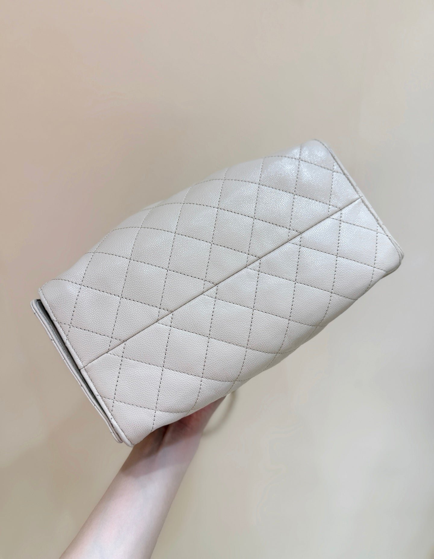 CHANEL 25 HANDBAG IN CREAM SMALL GOLD HARDWARE - Image 8