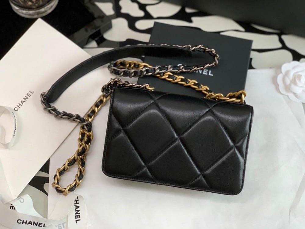 Chanel 19 wallet on chain in shiny lambskin - Image 3