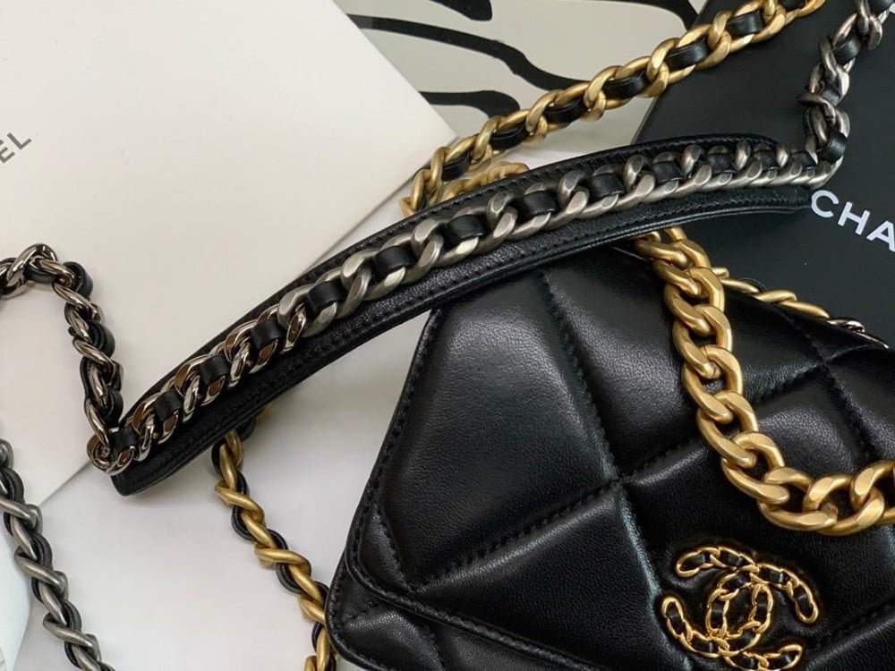 Chanel 19 wallet on chain in shiny lambskin - Image 4