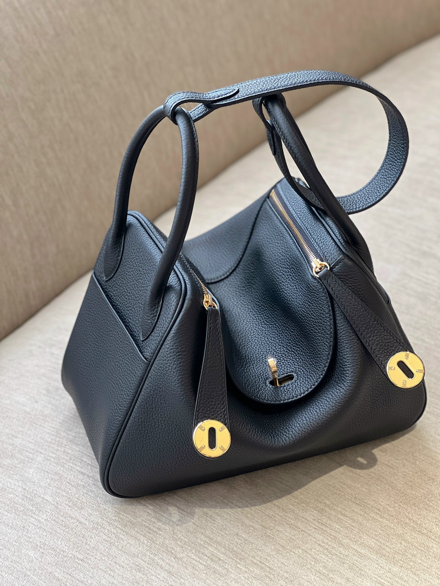 HN Lindy 26 Black Gold Hardware - Image 6