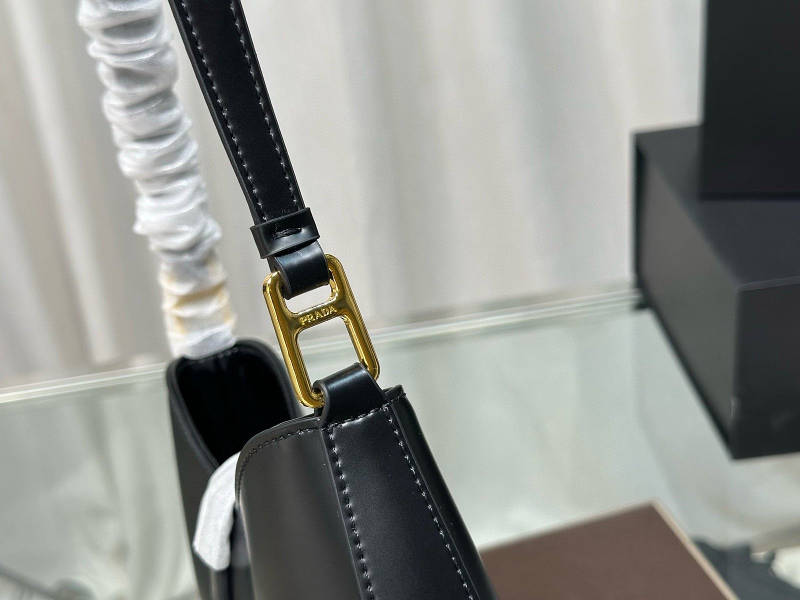 CLEO SHOULDER BAG 26 IN BLACK BRUSHED LAMBSKIN GOLD HARDWARE - Image 3