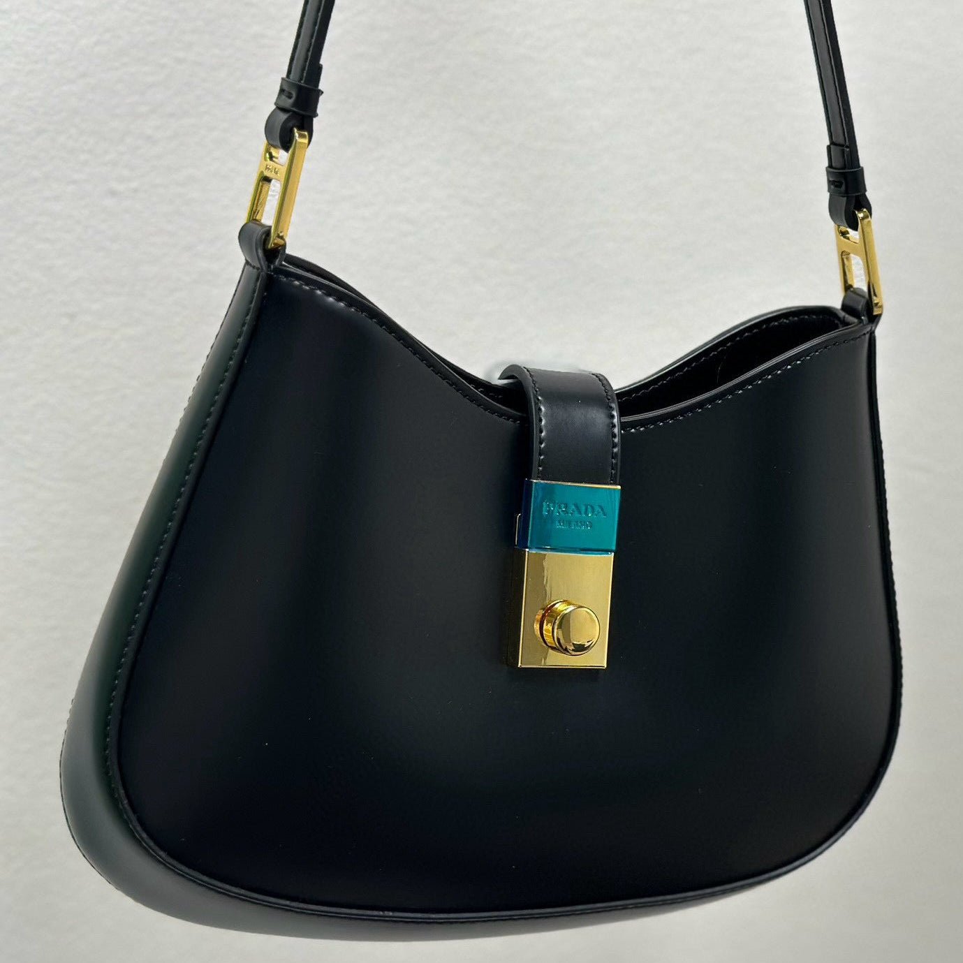 CLEO SHOULDER BAG 26 IN BLACK BRUSHED LAMBSKIN GOLD HARDWARE - Image 4