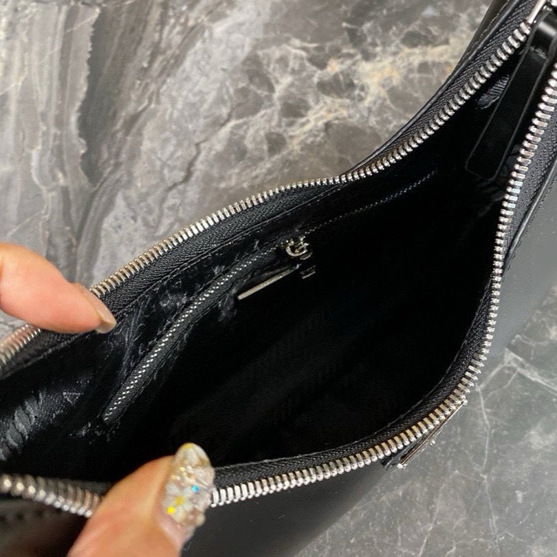 CLEO SHOULDER BAG 30 IN BLACK GLOSSY CALFSKIN - Image 2